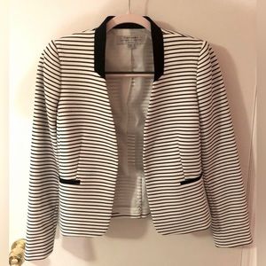 🆕 NWOT TAHARI Black and White Stripe Blazer. Size 0 Petite